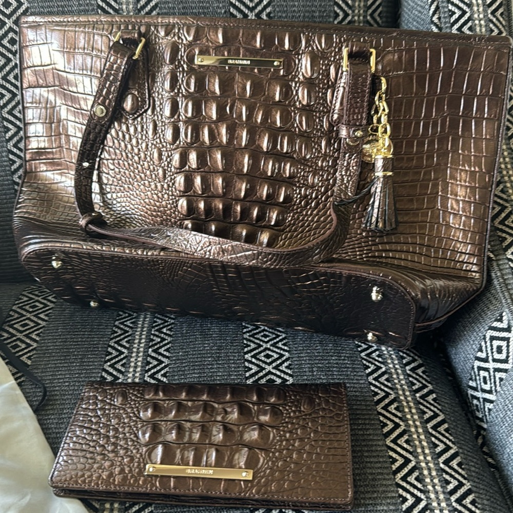 Brahmin larger size purse with matching wallet. The purse has “feet”. The wallet